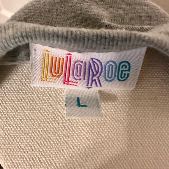 95% rayon, 5% spandex
3/4 sleeve, pattern, and grey sleeves - Picture 4 of 4